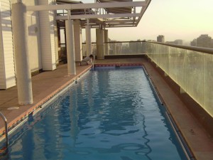 Departamentos amoblados en Santiago - piscina del edificio